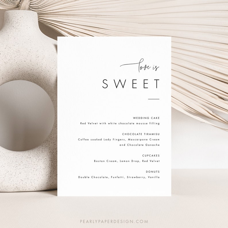 Puede incluir: Una tarjeta blanca con el texto "Love is Sweet" en la parte superior. La tarjeta enumera diferentes opciones de postres para una recepci&oacute;n de boda, que incluyen pastel de bodas, tiramis&uacute; de chocolate, cupcakes y donas.