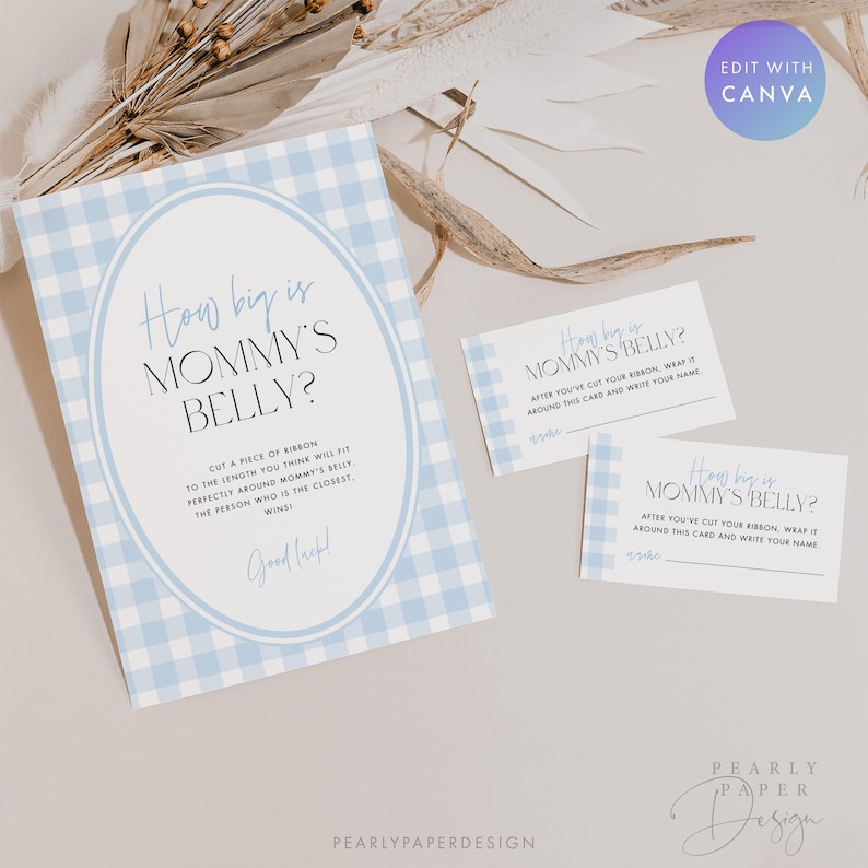 Puede incluir: Un juego para baby shower con un dise&ntilde;o de cuadros azules. El conjunto incluye una tarjeta grande con el texto "How big is Mommy's Belly?" y tarjetas m&aacute;s peque&ntilde;as con instrucciones. El dise&ntilde;o es ligero y aireado.