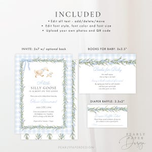 Peut inclure: Ensemble de faire-part de baby shower sur le th&egrave;me de l'oie. L'invitation pr&eacute;sente un fond vichy bleu, des d&eacute;tails floraux et le texte "A little SILLY GOOSE is almost on the loose." Comprend une tombola de couches et des cartes de demande de livres.