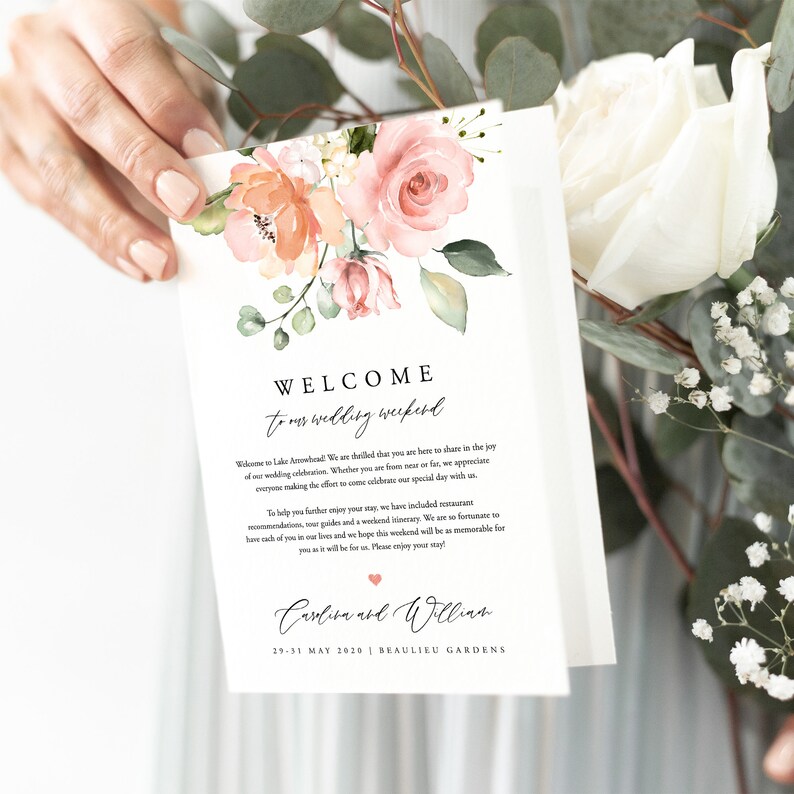 Peut inclure: Une pancarte de bienvenue pour un week-end de mariage avec un motif floral dans des tons de rose et de p&ecirc;che. Le texte indique "Bienvenue &agrave; notre week-end de mariage" et comprend les noms "Carlien et William" ainsi que la date "29-31 mai 2020". La pancarte indique &eacute;galement le lieu "Beaulieu Gardens".