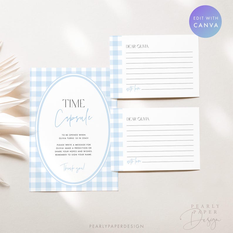 Puede incluir: Una tarjeta de c&aacute;psula del tiempo a cuadros azul claro y blanco con un marco ovalado. La tarjeta dice "Time Capsule" e incluye instrucciones para Olivia. Tambi&eacute;n se incluyen dos tarjetas rayadas, con "Dear Olivia" en la parte superior.