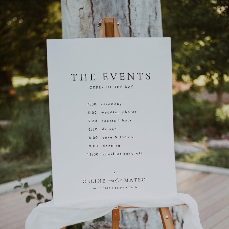 Puede incluir: Un cartel blanco con texto negro que enumera el orden de los eventos de una boda. El cartel dice "THE EVENTS" y enumera las horas de la ceremonia, las fotos de la boda, la hora del c&oacute;ctel, la cena, el pastel y los brindis, el baile y la salida con bengalas. El cartel tambi&eacute;n incluye los nombres "CELINE & MATEO", la fecha "08.21.2021" y la ubicaci&oacute;n "Belcourt Castle".