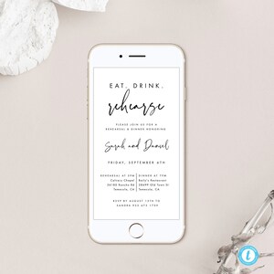 Op de afbeelding: Een wit en zwart mobiel telefoonscherm met een uitnodiging voor een huwelijksrepetitiediner voor Sarah en Daniel. De uitnodiging bevat de datum, tijd en locatie van de repetitie en het diner. RSVP-informatie is ook inbegrepen.