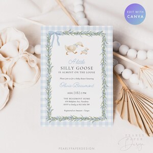 Peut inclure: Invitation de baby shower avec un fond &agrave; carreaux vichy bleu et une bordure florale. L'invitation pr&eacute;sente une illustration &agrave; l'aquarelle d'une oie et d'un oison, avec le texte "A little silly goose is almost on the loose."