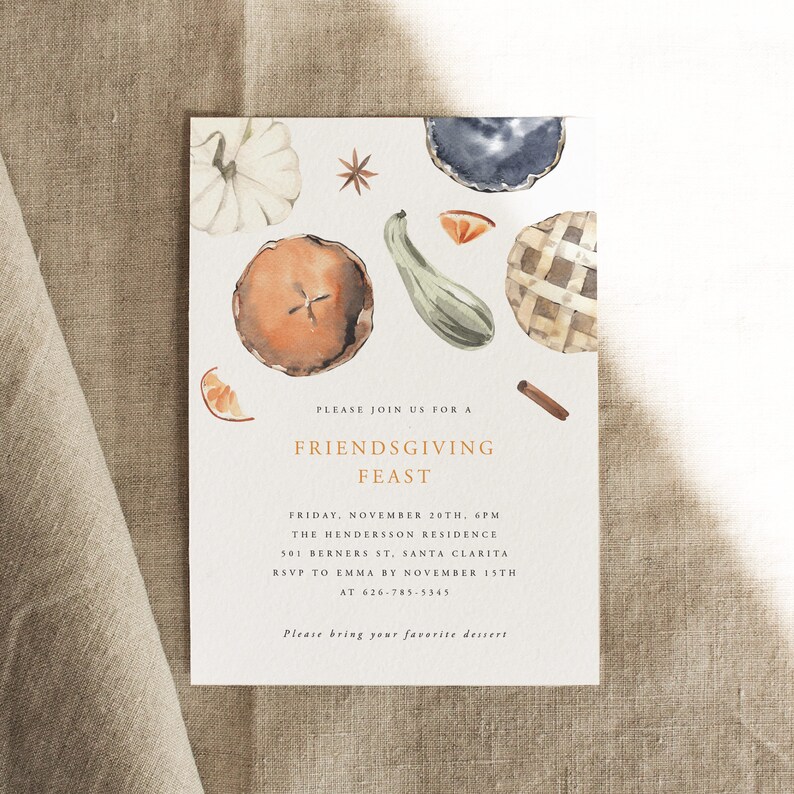 Puede incluir: Una ilustraci&oacute;n de acuarela de una invitaci&oacute;n a un banquete de Acci&oacute;n de Gracias entre amigos con una calabaza, un pastel y otras im&aacute;genes de tem&aacute;tica oto&ntilde;al. La invitaci&oacute;n incluye la fecha, la hora, la ubicaci&oacute;n y la informaci&oacute;n de RSVP. Por favor, &uacute;nase a nosotros para un banquete de Acci&oacute;n de Gracias entre amigos. Viernes, 20 de noviembre, 6 pm. La residencia Henderson. 501 Berners St. Santa Clarita. RSVP a Emma antes del 15 de noviembre al 626-785-5345. Por favor, traiga su postre favorito.