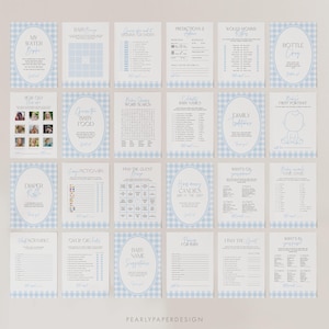 Puede incluir: Un conjunto de tarjetas de juegos para baby shower con un fondo de patr&oacute;n de cuadros vichy azul claro. Cada tarjeta presenta un juego diferente, con texto e ilustraciones en azul suave. Los juegos incluyen "Baby Bingo" y "Adivina la comida para beb&eacute;s".