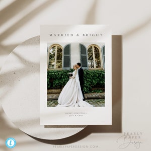 Plantilla de tarjeta navideña para casados y alegres, tarjeta navideña minimalista, tarjeta fotográfica navideña minimalista, tarjeta navideña para recién casados, Templett