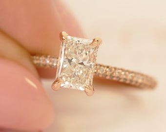 Bague de fiançailles en or rose sertie d'un diamant éclatant, bague en or rose sertie d'un diamant allongé, bague en or rose sertie d'un halo caché