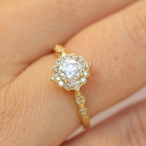 Anello di fidanzamento con diamante taglio rotondo in oro giallo 14k, anello di fidanzamento con più diamanti, anello con alone di diamante taglio rotondo, anello con diamante Art Déco da donna