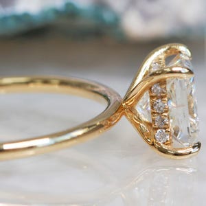 Anillo de compromiso de diamante talla princesa, anillo de compromiso de oro con engaste de garras, anillo de oro amarillo de 14k con diamante natural, anillo de compromiso de diamante natural imagen 1