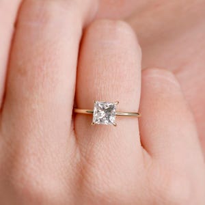 Anillo de compromiso de diamante talla princesa, anillo de compromiso de oro con engaste de garras, anillo de oro amarillo de 14k con diamante natural, anillo de compromiso de diamante natural imagen 4