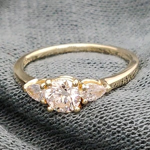 Three Stone Diamond Ring, 3 Stone Diamond Engagement Ring, Yellow Gold Ring, Round Diamond, Pear Shape, Three Stone, Engagement Ring