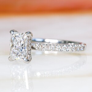 Anillo de compromiso de diamantes en oro blanco de 14 k, anillo de diamantes de talla radiante, anillo de compromiso de diamantes con halo oculto, anillo de compromiso de diamantes de talla radiante en oro de 14 k