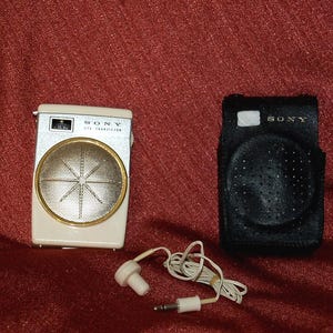 Radio Sony a sei transistor, anni '60, auricolare, protezione in pelle, radio funzionante, modello TR-620