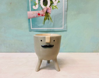 Mini bloempot "Schnurrimann" met gezicht, staat op drie pootjes, grijsgroen glazuur, handgepot keramiek van steengoed, plantenbak, uniek