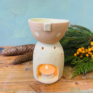 Aromaolie geurlamp Dametje in lichtgeel/schattig gezichtje/handgemaakt keramiek van steengoed/uniek/aromalamp/geurwas/kamergeur