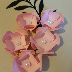 葉付きピンクの紙の花 12 個セット、小さな紙の花、パーティーの装飾、スクラップブック、カード作り、テーブル装飾
