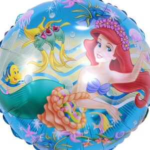 K&ouml;nnte beinhalten: Ein blauer und gr&uuml;ner Folienballon mit Arielle, der kleinen Meerjungfrau, mit roten Haaren und einem Muschelbh. Sie ist umgeben von Meeresbewohnern und Korallen.