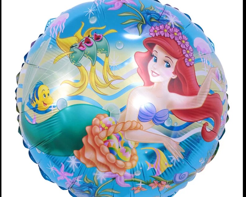 K&ouml;nnte beinhalten: Ein blauer und gr&uuml;ner Folienballon mit Arielle, der kleinen Meerjungfrau, mit roten Haaren und einem Muschelbh. Sie ist umgeben von Meeresbewohnern und Korallen.