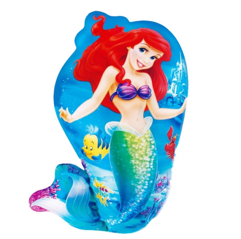 K&ouml;nnte beinhalten: Eine rothaarige Meerjungfrau mit einem lila Muschelbh und einem gr&uuml;n-blauen Schwanz. Sie ist umgeben von Meereslebewesen, darunter ein gelber Fisch und ein roter Hummer.