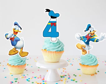 Puede incluir: Tres cupcakes decorados con glaseado azul y amarillo y coronados con imágenes de dibujos animados de Donald Duck. Un cupcake tiene un número cuatro en la parte superior.