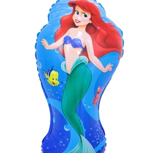 K&ouml;nnte beinhalten: Ein blauer und gr&uuml;ner Ballon mit Ariel, der kleinen Meerjungfrau, mit roten Haaren und einem blauen Muschel-BH. Der Ballon zeigt auch einen gelben Fisch und eine rote Krabbe.