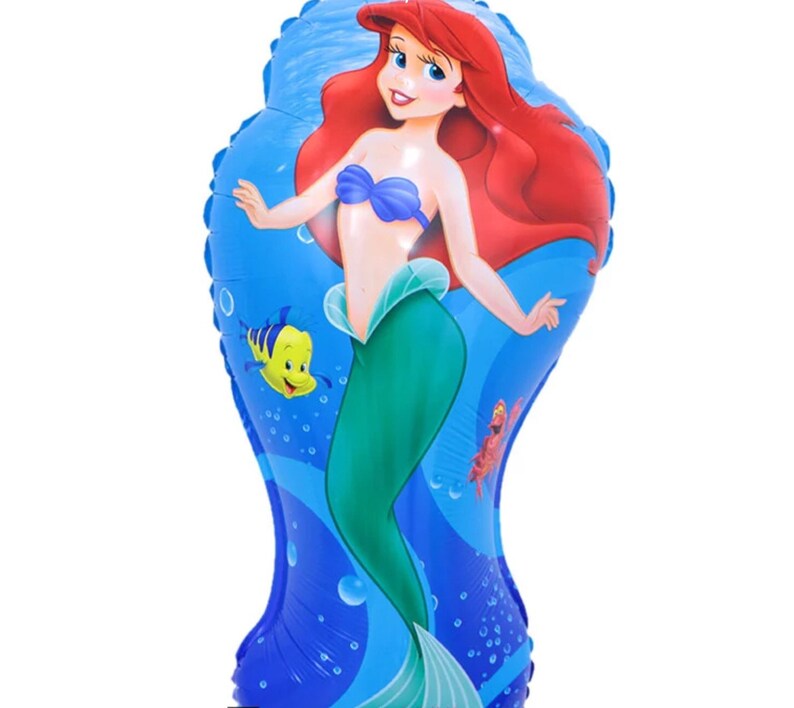 K&ouml;nnte beinhalten: Ein blauer und gr&uuml;ner Ballon mit Ariel, der kleinen Meerjungfrau, mit roten Haaren und einem blauen Muschel-BH. Der Ballon zeigt auch einen gelben Fisch und eine rote Krabbe.
