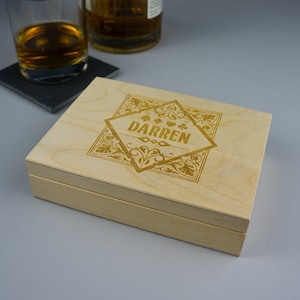 Boîte de rangement en bois pour cartes à jouer. Boîte de cartes à jouer personnalisée. Cadeau pour les joueurs de poker. Cadeau homme des cavernes. Jeux de cartes L342