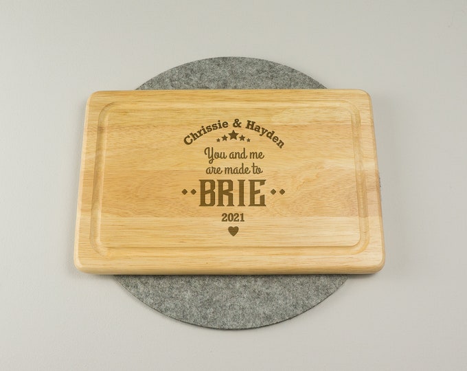 Personalisierte Käseplatte 'made to Brie'. Individuelles Käsebrett aus Holz. Geschenk für Paare. Hochzeit Verlobungsgeschenk L183SML