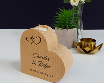 Bougeoir pour anniversaire. Pièce maîtresse de la bougie chauffe-plat personnalisée en forme de coeur en bois de hêtre massif avec gravure des noms d'un couple