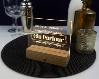Insegna LED personalizzata per bar gin. Targa luminosa ricaricabile e senza fili con nome per bar gin. Regalo di inaugurazione della casa.