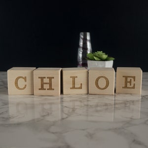 Blocs à lettres en bois personnalisés. Nom de bébé personnalisé gravé dans les briques. Cadeau baby shower. Décoration d'étagère pour chambre d'enfant, blocs de construction ABC L4