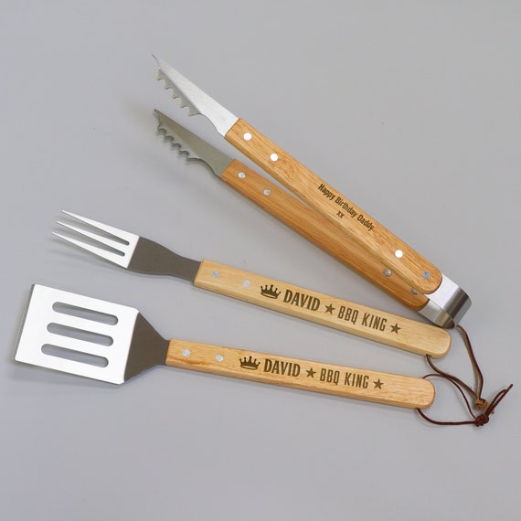 Ensemble d'outils de barbecue personnalisés. Manche en bois gravé