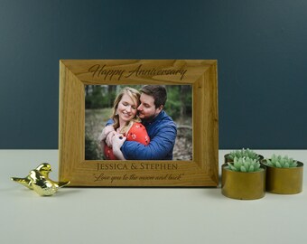 Cadre photo en bois personnalisé Happy Anniversary. Cadre autoportant pour photo gravée sur mesure. Cadeau pour couple PF01