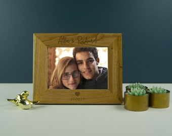 Marco de fotos personalizado para parejas. Marco de imagen de roble macizo grabado personalizado. Aniversario de la relación PF9 Regalo para parejas