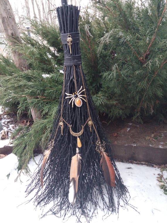 Scopa della strega di Black altare, Raven totem, scopa scopa Wiccan, la Morrigan, rito pagano, amuleto protettivo, stregoneria, scopa di Goth Scopa della strega di Black altare, Raven totem, scopa scopa Wiccan, la Morrigan, rito pagano, amuleto protettivo, stregoneria, scopa di Goth