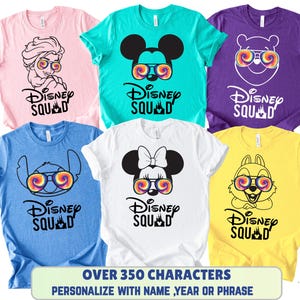 Puede incluir: Seis camisetas de colores con personajes de Disney con gafas de sol te&ntilde;idas. Las camisetas son de color rosa, azul, turquesa, blanco, morado y amarillo. Cada camiseta tiene la inscripci&oacute;n "Disney Squad" debajo del personaje.