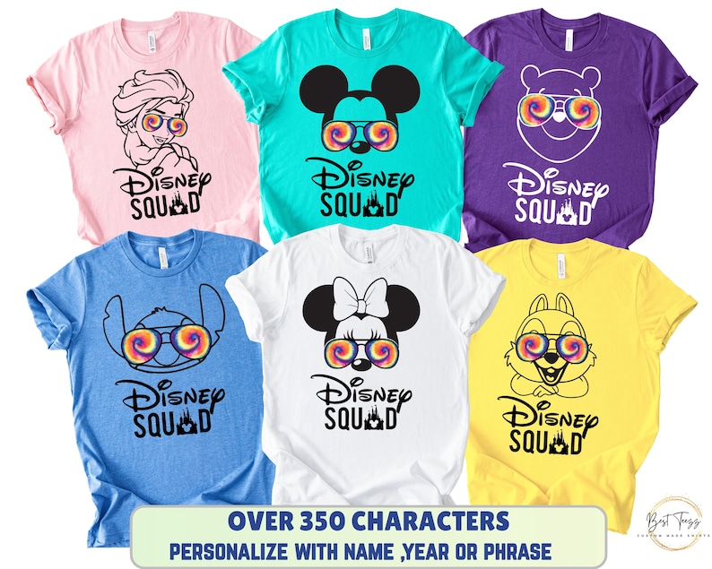Puede incluir: Seis camisetas de colores con personajes de Disney con gafas de sol te&ntilde;idas. Las camisetas son de color rosa, azul, turquesa, blanco, morado y amarillo. Cada camiseta tiene la inscripci&oacute;n "Disney Squad" debajo del personaje.