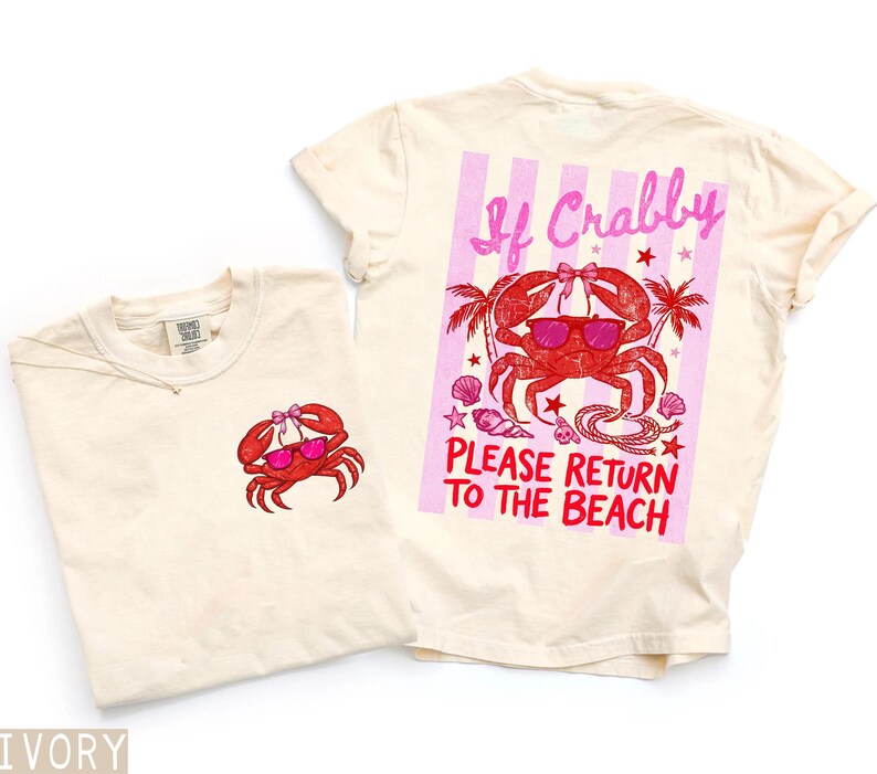 K&ouml;nnte beinhalten: Zwei elfenbeinfarbene T-Shirts mit Krabbenmotiven. Eines hat eine kleine Krabbe auf der Vorderseite. Das andere hat eine gr&ouml;&szlig;ere Krabbengrafik auf der R&uuml;ckseite mit dem Text "If Crabby Please Return to the Beach."
