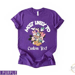 Puede incluir: Camiseta morada con el texto "MOST LIKELY TO" y un gr&aacute;fico de personajes de Disney. Las palabras "Custom Text" est&aacute;n debajo del gr&aacute;fico. La camiseta tiene cuello redondo y mangas cortas.