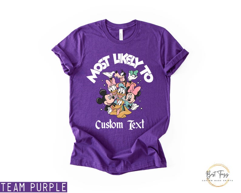Puede incluir: Camiseta morada con el texto "MOST LIKELY TO" y un gr&aacute;fico de personajes de Disney. Las palabras "Custom Text" est&aacute;n debajo del gr&aacute;fico. La camiseta tiene cuello redondo y mangas cortas.