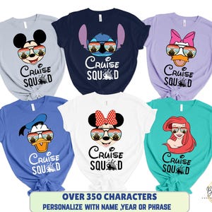 Pode incluir: Seis camisetas coloridas com personagens de desenhos animados usando &oacute;culos de sol. Cada camisa tem "Cruise Squad" impresso abaixo do personagem. Os personagens incluem Mickey Mouse, Stitch, Margarida, Donald, Minnie Mouse e Ariel.