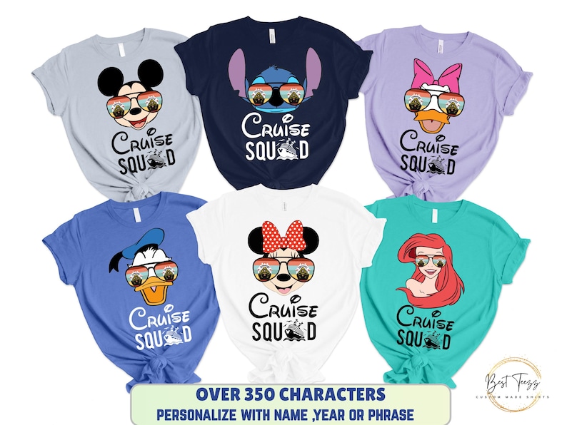 Pode incluir: Seis camisetas coloridas com personagens de desenhos animados usando &oacute;culos de sol. Cada camisa tem "Cruise Squad" impresso abaixo do personagem. Os personagens incluem Mickey Mouse, Stitch, Margarida, Donald, Minnie Mouse e Ariel.