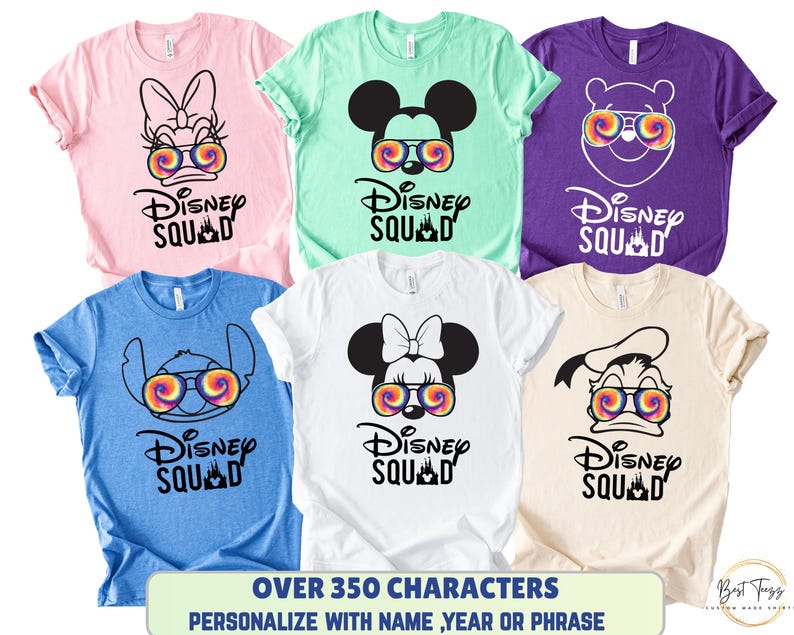 Puede incluir: Seis camisetas coloridas con personajes de Disney con gafas de sol te&ntilde;idas con tinte anudado. Las camisetas son rosas, verde menta, moradas, azules, blancas y crema. Cada camiseta tiene las palabras "Disney Squad" impresas debajo del dise&ntilde;o del personaje. La parte inferior de la imagen tiene el texto "OVER 350 CHARACTERS PERSONALIZE WITH NAME, YEAR OR PHRASE."