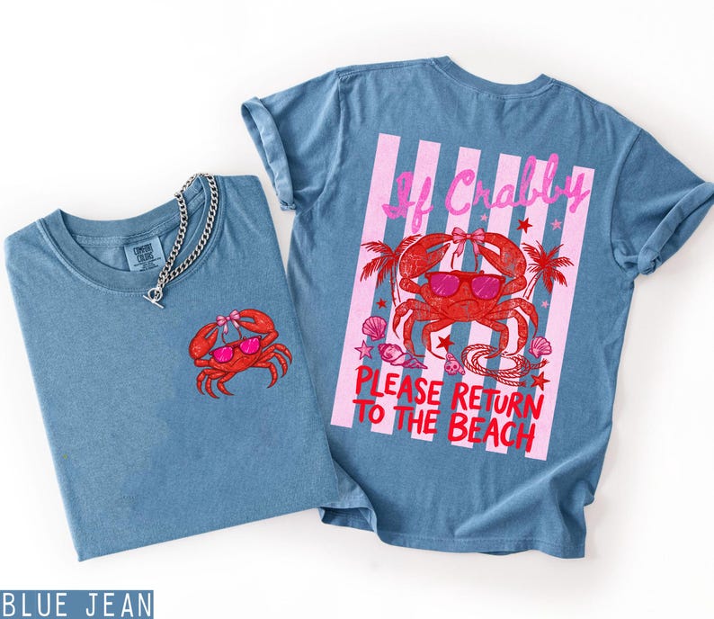 K&ouml;nnte beinhalten: Zwei blaue Jeans-T-Shirts mit Krabbenmotiven. Ein Shirt hat ein kleines Krabbenmotiv auf der Vorderseite. Das andere Shirt hat ein gr&ouml;&szlig;eres Krabbenmotiv auf der R&uuml;ckseite mit dem Text "If Crabby Please Return to the Beach."