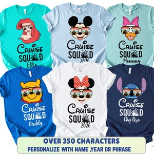 Pode incluir: Uma cole&ccedil;&atilde;o de camisetas coloridas com personagens de desenhos animados usando &oacute;culos de sol. Cada camisa tem as palavras "Cruise Squad" e o nome ou fun&ccedil;&atilde;o de um personagem. As camisas s&atilde;o turquesa, azul claro, branco, azul royal e azul marinho.