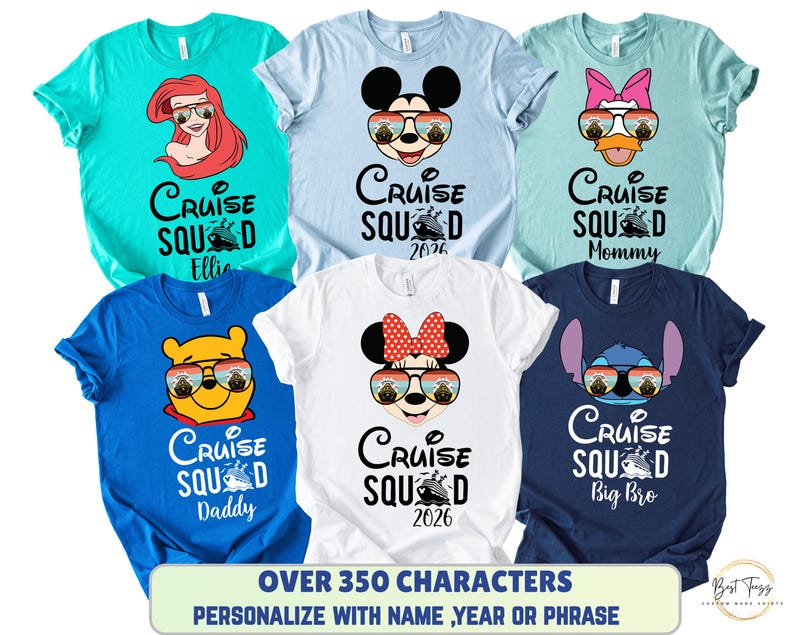 Pode incluir: Uma cole&ccedil;&atilde;o de camisetas coloridas com personagens de desenhos animados usando &oacute;culos de sol. Cada camisa tem as palavras "Cruise Squad" e o nome ou fun&ccedil;&atilde;o de um personagem. As camisas s&atilde;o turquesa, azul claro, branco, azul royal e azul marinho.