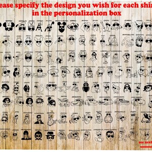 Puede incluir: Un fondo de madera muestra numerosos dise&ntilde;os de personajes de dibujos animados en blanco y negro con gafas de sol. El texto en la parte superior dice: "Por favor, especifique el dise&ntilde;o que desea para cada camiseta en el cuadro de personalizaci&oacute;n". Una flecha roja apunta hacia la derecha.