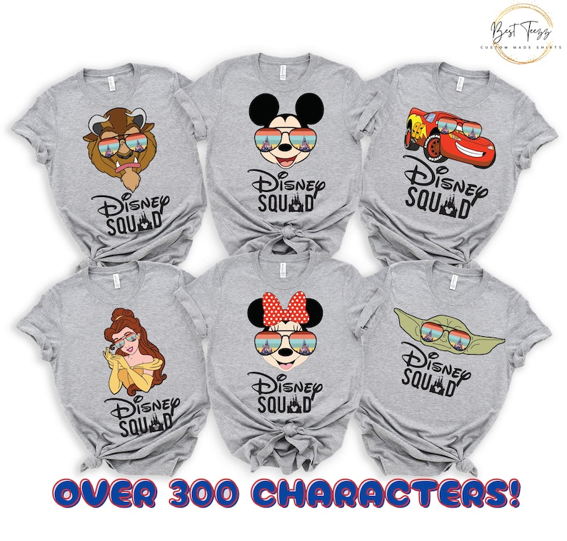 Puede incluir: Seis camisetas grises con diferentes personajes de Disney que llevan gafas de sol. Cada camiseta tiene el texto "Disney Squad" impreso en ella.