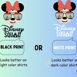 Puede incluir: Un dise&ntilde;o gr&aacute;fico con una imagen de dibujos animados de Mickey Mouse con gafas de sol con el texto Disney Squad y un gr&aacute;fico de castillo. El dise&ntilde;o est&aacute; disponible en impresi&oacute;n negra o blanca. El texto debajo de la imagen indica que la impresi&oacute;n negra se ve mejor en camisas de color claro y la impresi&oacute;n blanca se ve mejor en camisas de color oscuro.